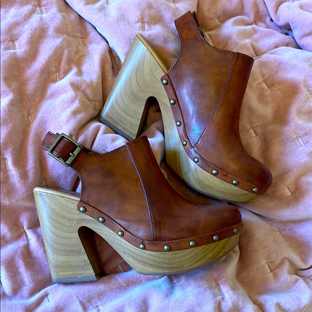 Korks Leather Platform Clogs